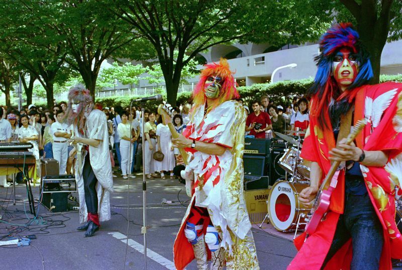 1987年7月7日、東京・原宿の歩行者天国で演奏するアマチュアの“ホコ天”バンド。バンド名は不明だが、カブキロックスの前身・ヒステリックグラマーか？