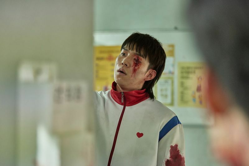 不良グループのグィナム（ユ・インス）はこの作品でもっとも目立っているキャラクターだ（photo: Yang Hae-sung/Netflix）。