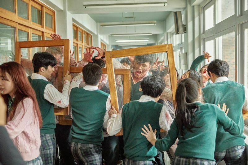 生徒たちは周囲にある物を使ってゾンビに対抗することを余儀なくされる（photo: Yang Hae-sung/Netflix）。