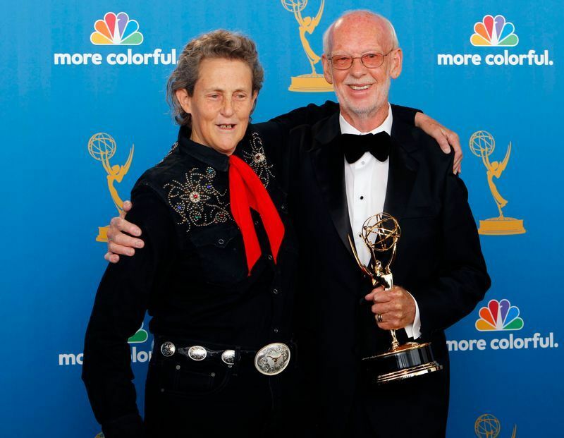 2010年8月29日、第62回プライムタイム・エミー賞におけるテンプル・グランディン博士（左）と、ミック・ジャクソン監督（右）