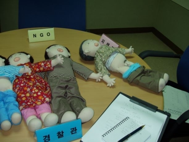 子どもが被害者の場合は、このような人形を使って話を聴く。