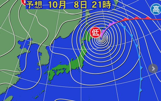 今夜（８日）午後９時の予想天気図。台風２３号は北海道の東海上で温帯低気圧に。