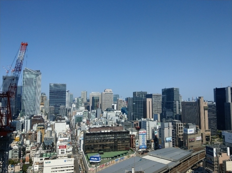 東京都心の快晴の空（２日午前１０時、筆者撮影）