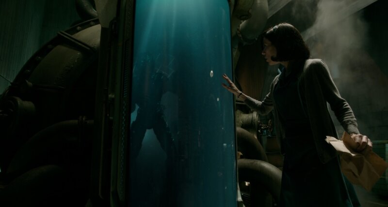イライザの部屋も、“彼”が閉じ込められているタンクの水も、ブルーが印象的。(C)2017 Twentieth Century Fox