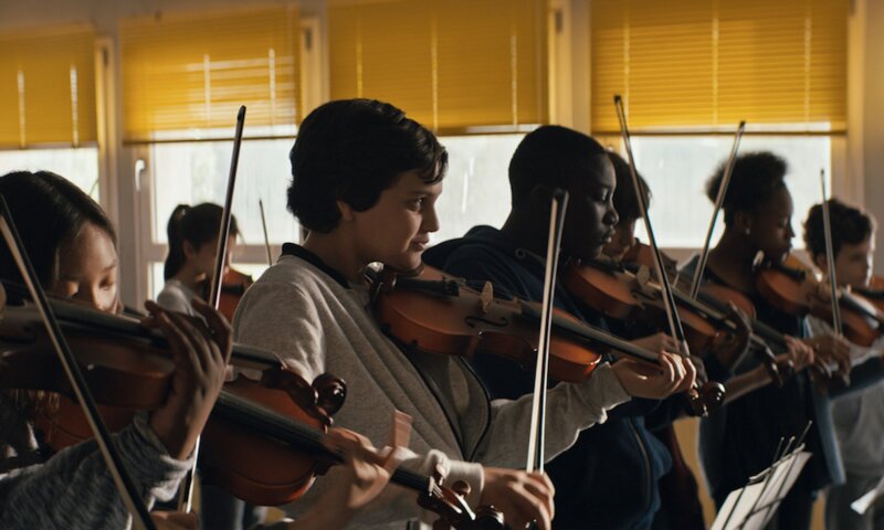 ダウドが指導するのは６年生のオーケストラ・クラス。