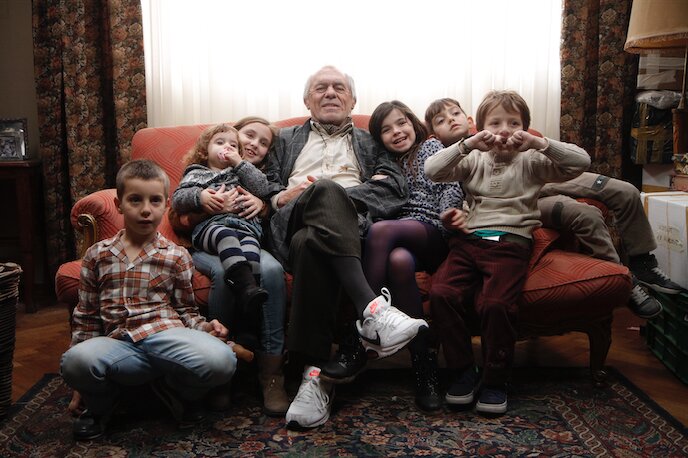 老人ホームへ入る前日、孫たちに囲まれるアブラハムの姿は、彼が幸せな人生を送ってきたことをうかがわせるが…。