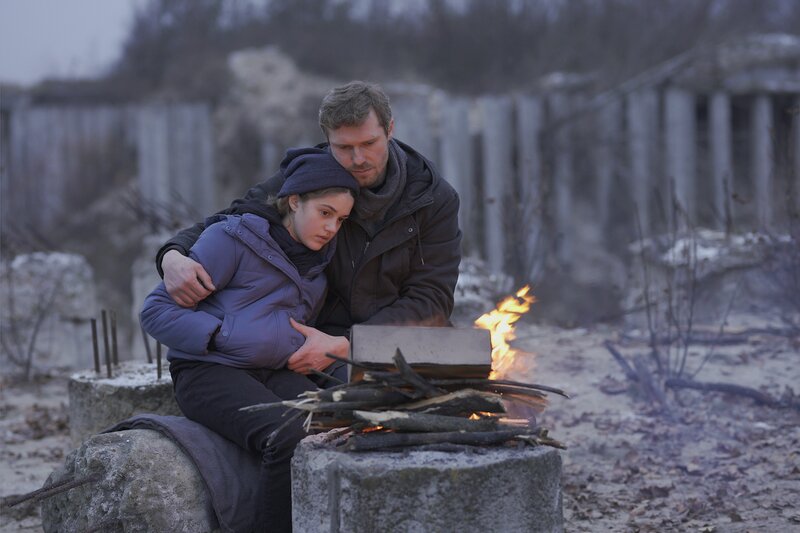 戦場で地獄を見た外科医と娘のふれあいを軸に描く『リフレクション』。主人公の娘を演じるニカ・ミスリツカは、ヴァシャノヴィチ監督の実娘。(c)Arsenal Films, ForeFilm