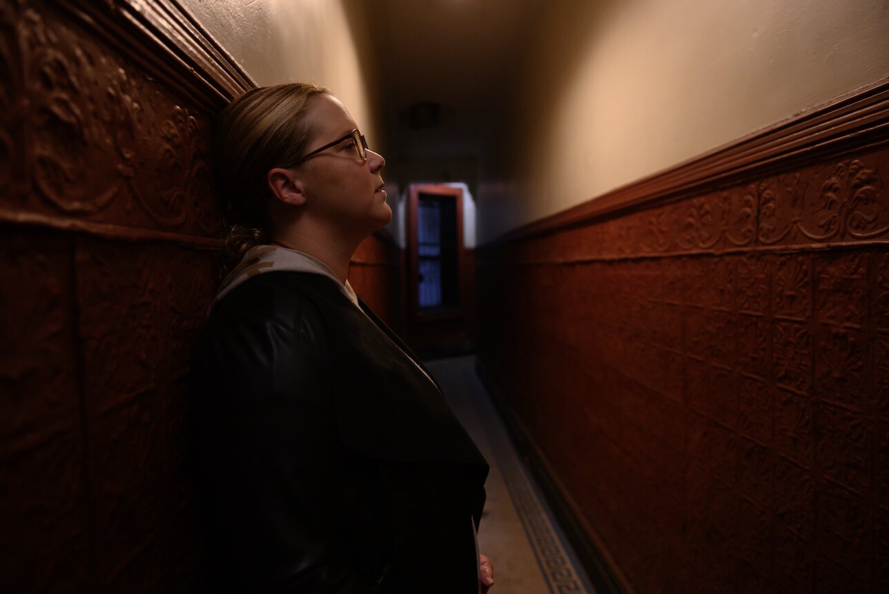 頻繁にトイレにこもり、SNSをチェックする長女役のエイミー・シューマーが、新たな一面を見せる。古いアパートメントの狭い通路が、一家の圧迫感を増す。『ザ・ヒューマンズ』