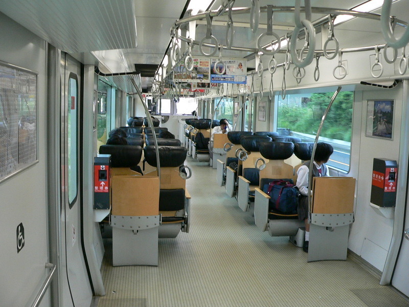 木と本皮の座席。観光列車より大きく開放的な窓。上部の吊り手が円形配置。