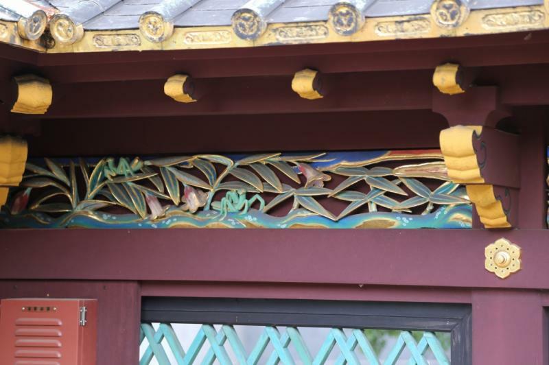 金色殿を囲む透塀には動物や昆虫、魚、華などの彫刻がある。上野東照宮は内側手前の柵に何が彫られているか表示してある。動物園の隣だからか。子どもにとっても楽しそう(筆者撮影)