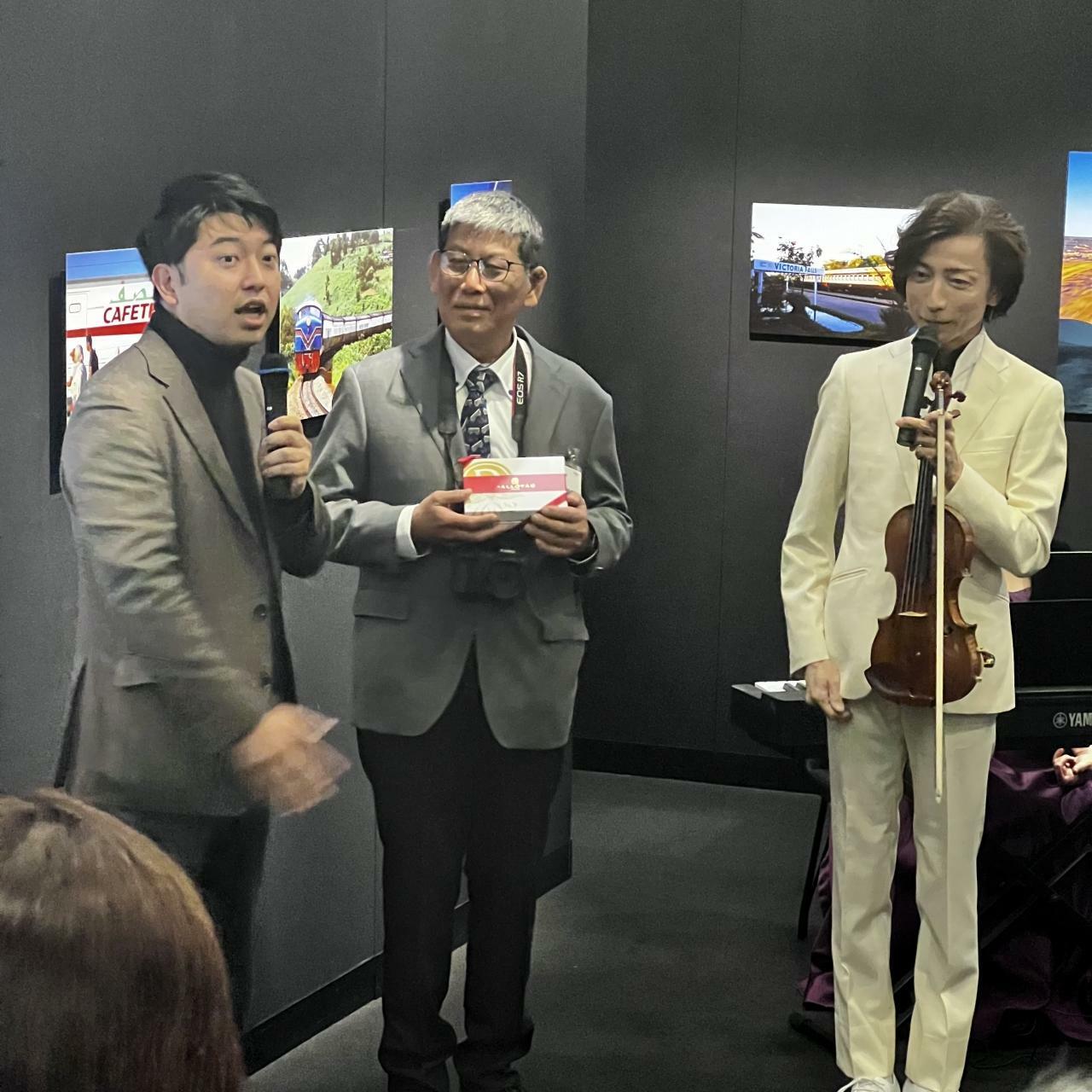 来場していた日本テレビ藤田大介アナウンサー(左)もトークショーに飛び込み参加。右は大迫淳英さん(筆者撮影)