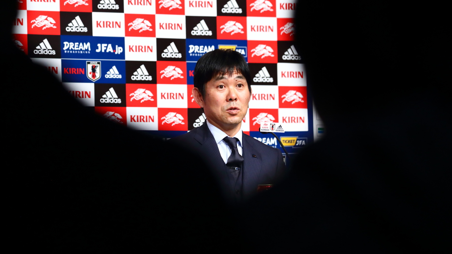 続投 はイエローカードと同義語 森保監督がレッドカードの提示を免れる方法とは 杉山茂樹 個人 Yahoo ニュース