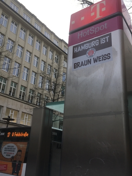 バス停に張られたシールには、「ハンブルクは茶色と白」とある。街を歓喜とクラブカラーに染め上げられるか（筆者撮影）