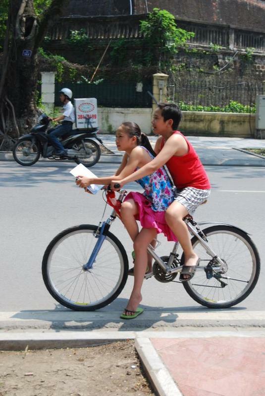 ハノイで自転車に乗る子どもたち。筆者撮影