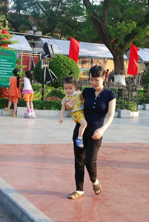 子どもを抱くベトナムの女性。技能実習生の中には子どもを持つ既婚者もいる。筆者撮影