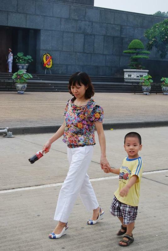 ベトナムの女性と子ども。実習生の中には子どもを故郷に残し来日する人も。筆者撮影