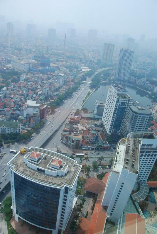 経済成長の中で開発の進むベトナム。筆者撮影、ハノイ市。