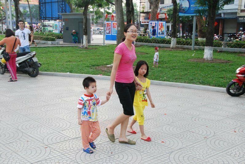 ベトナムの女性と子どもたち。筆者撮影、ハイフォン市。