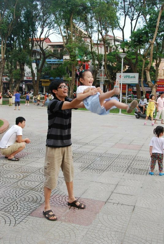 ベトナムの親子。ベトナムの人は家族を大事にすると言われる。筆者撮影、ハイフォン市。