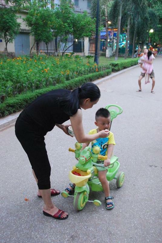 ベトナムの女性と子ども。筆者撮影、ハノイ市。