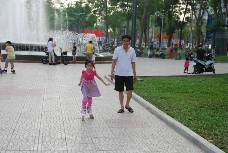 ベトナムの人々。子どものために海外へ働きに行く人も多い。筆者撮影、ハイフォン市。