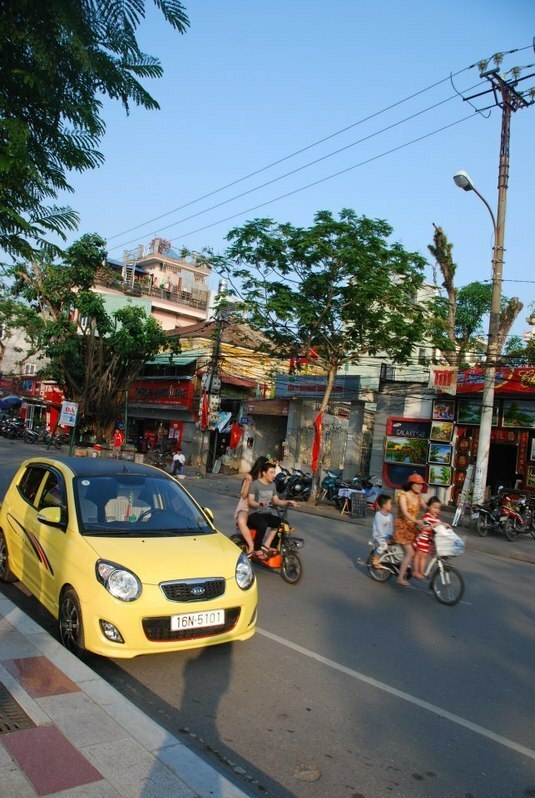 街角を走る韓国車。外資のベトナムへの進出も盛んだ。筆者撮影、ハイフォン市。