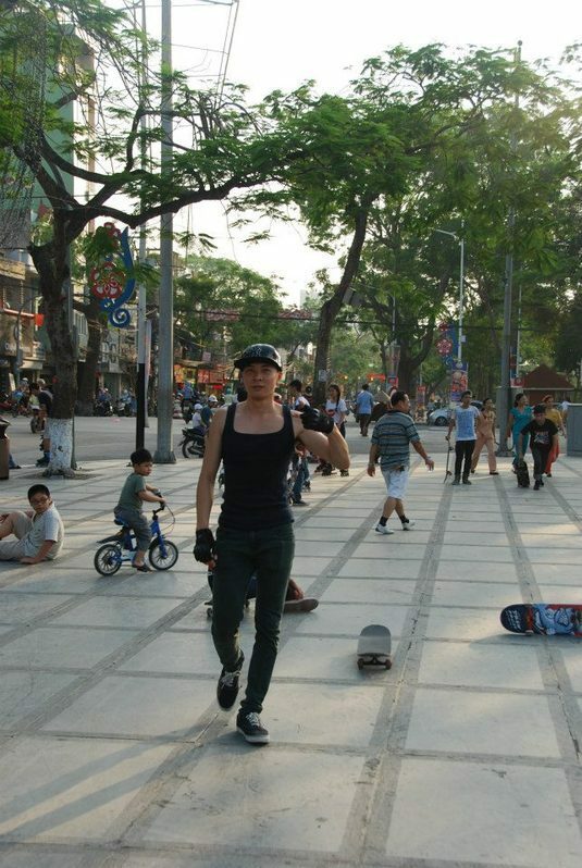 ベトナムの若者。筆者撮影、ハイフォン市。
