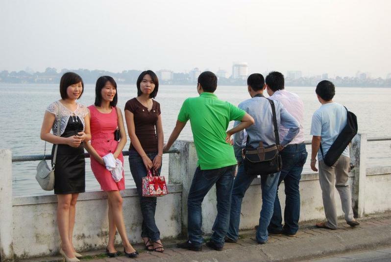 ベトナムの若者たち。筆者撮影、ハノイ市。