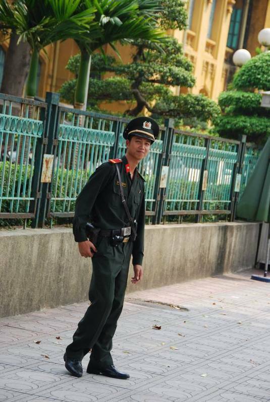 ベトナムの若者。筆者撮影、ハノイ市。