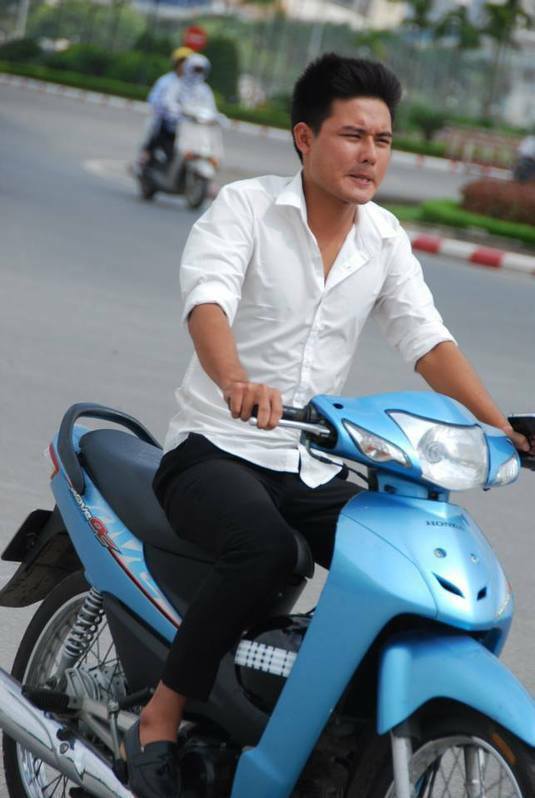 ベトナムの若者。筆者撮影、ハノイ市。