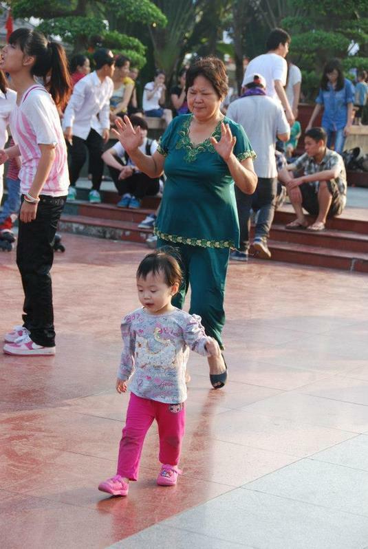 ベトナムの子ども。家族のために海外に働きに行く人もいる。筆者撮影、ハイフォン市。
