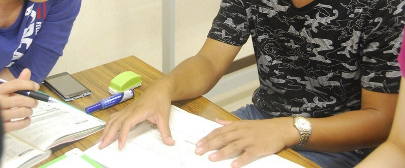 ボランティア日本語教室で学ぶ実習生。筆者撮影。