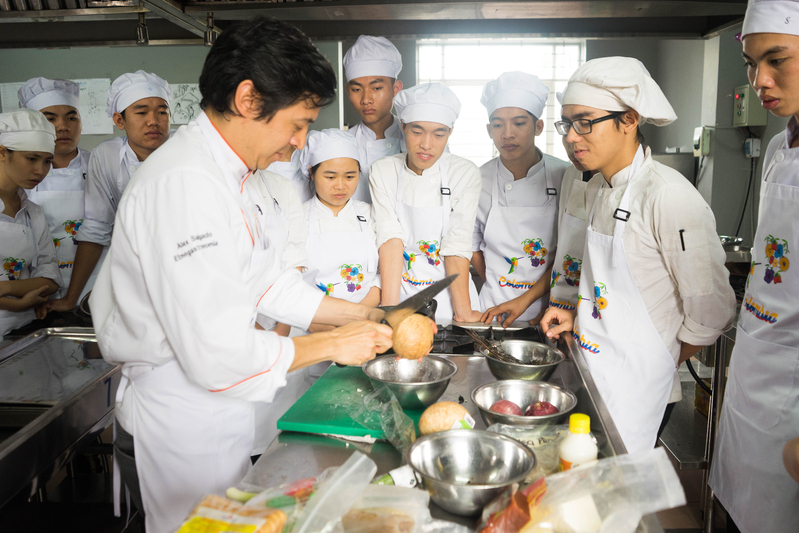 KOTOの職業訓練の様子。訓練生たちが料理の技術を学んでいる。（KOTO提供）
