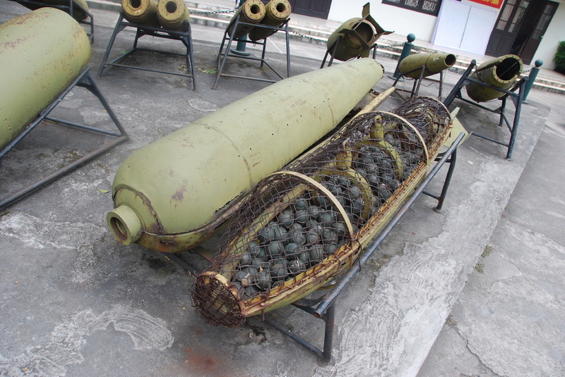 ハノイのベトナム軍事歴史博物館に展示された爆弾。筆者撮影