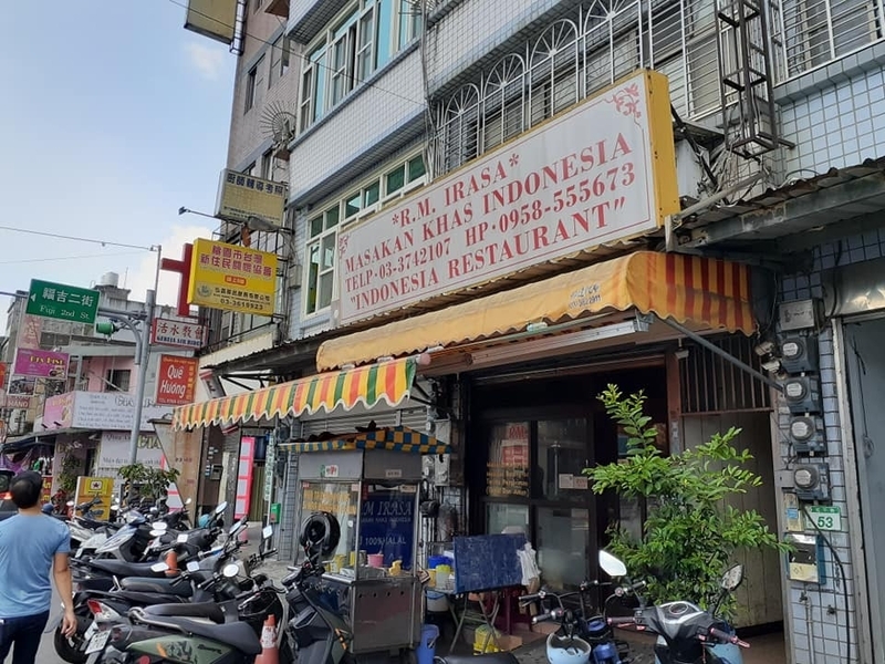 台湾・桃園市の街並み。移住労働者向けのインドネシア料理店もある（筆者撮影、2019年桃園）