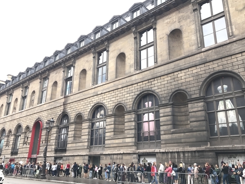 ルーブル美術館とひと続きの芸術装飾美術館。赤いゲートの入り口まで長蛇の列