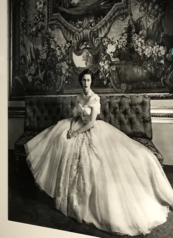 ディオール作品をまとった英国マーガレット王女。1951年セシル・ビートン撮影