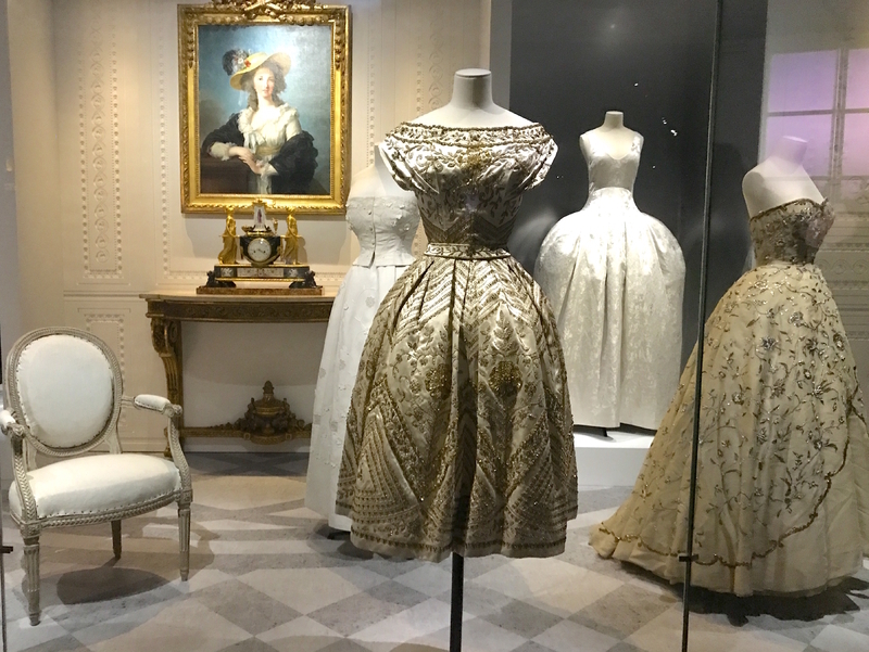 ヴェルサイユ「トリアノン」の趣のエリア。中央の金糸刺繍のドレスは1953年作品