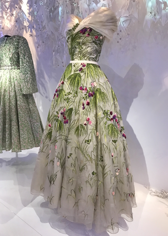 オーガンジーに5月の草花を刺繍したドレス。（1953）