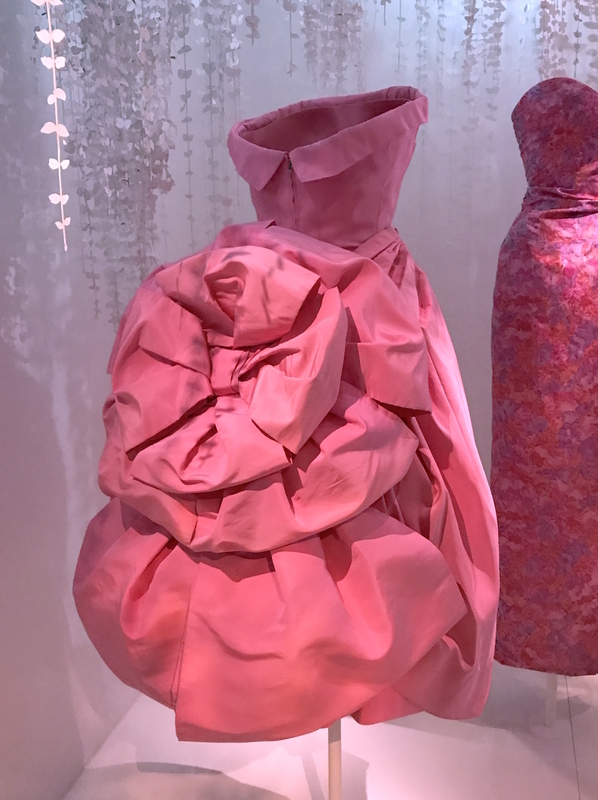「オペラブッファ（喜歌劇）」という名のドレスは後ろ姿が花そのもの。（1956）