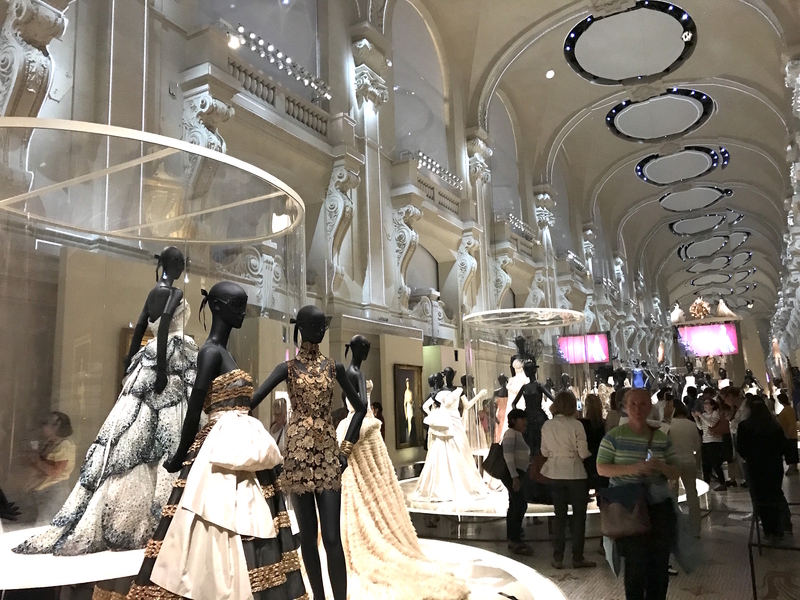 美術館の身廊いっぱいに展開する「ディオール舞踏会」