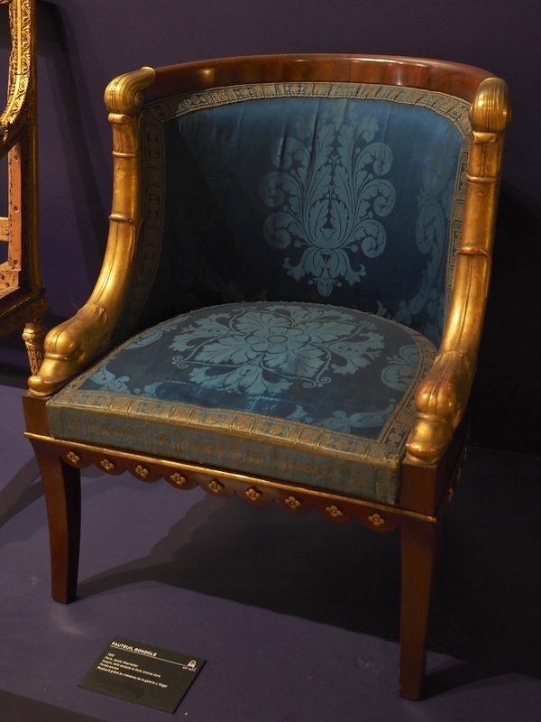 オルレアン公の寝室用に1832年に制作されたもの。絹地も当時のままの貴重な椅子