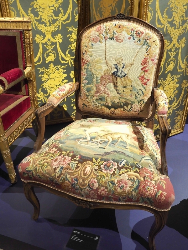 童話『ファーブル・ド・ラ・フォンテーヌ』のシーンを描いた布張りの椅子