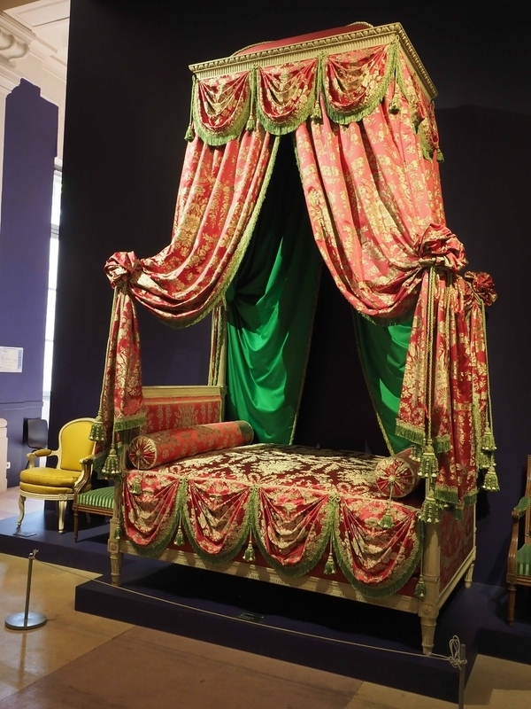 1780年製の寝台。布地は復元。エリザベス2世来仏時にもエリゼ宮で使用された