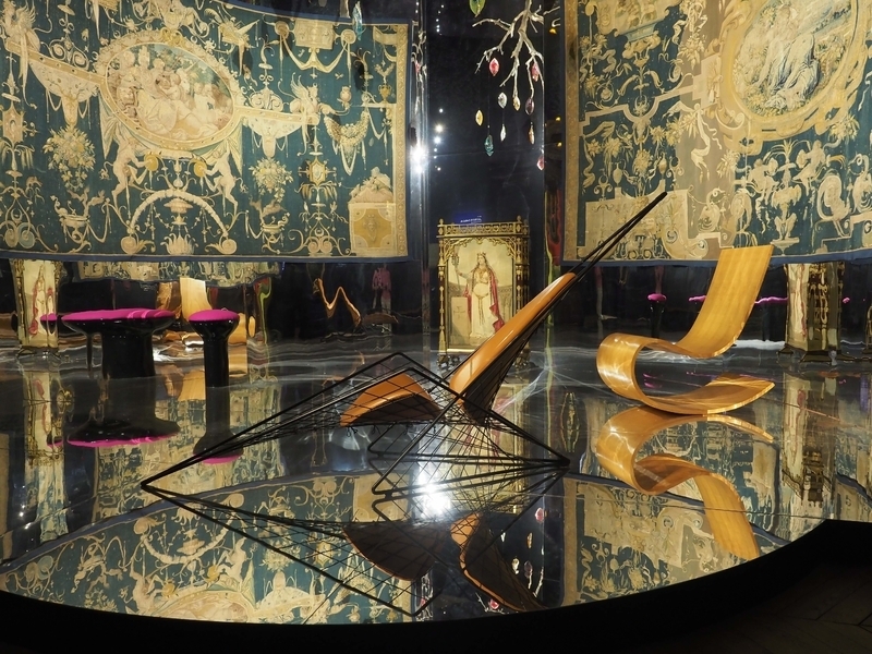 16世紀のタピスリーと1990年代の椅子