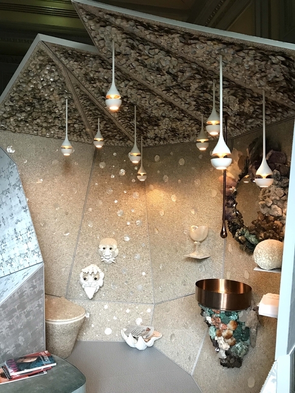 Thomas Boog（トーマス・ブーグ）氏の作品。壁面、天井には貝殻が張り巡らされてある。
