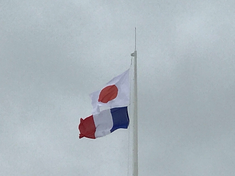 展覧会にちなみ、マストには日仏の国旗が翻る