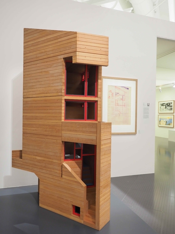 「狭小住宅」を象徴する、東孝光「塔の家」（1966）の模型