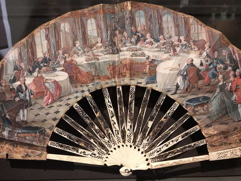 ロイヤルファミリーの食事の様子が描かれた扇子。1760-1775年頃