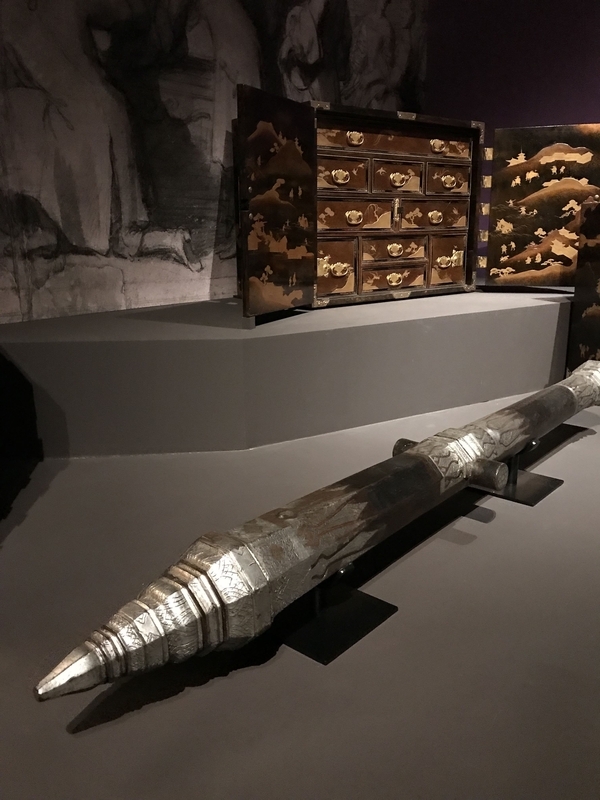 シャムの王から贈られた大砲。鉄に銀の細工が施されている。17世紀後期の作